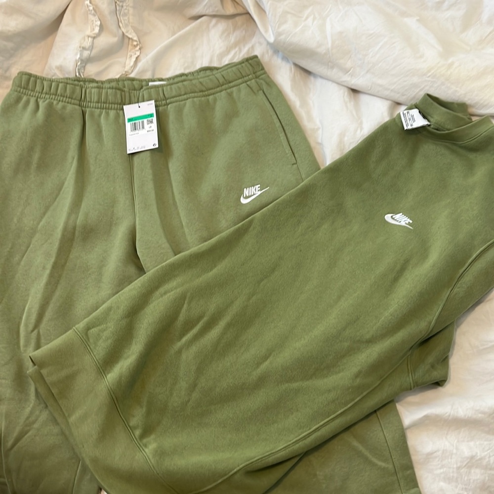 GREEN NIKE SWEATSUIT